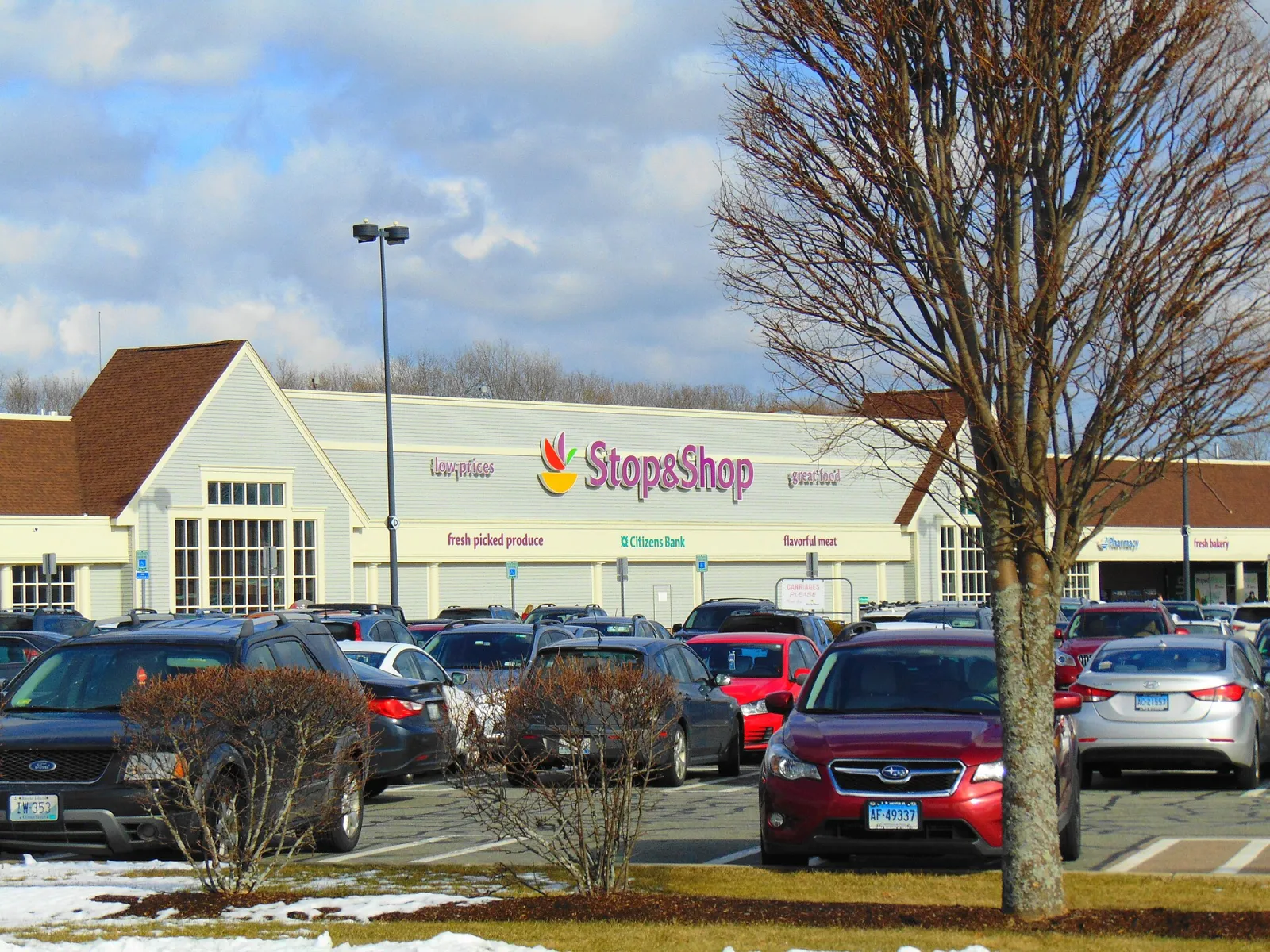 A Stop & Shop supermarket with a full parking lot at the Lincoln Mall shopping centre